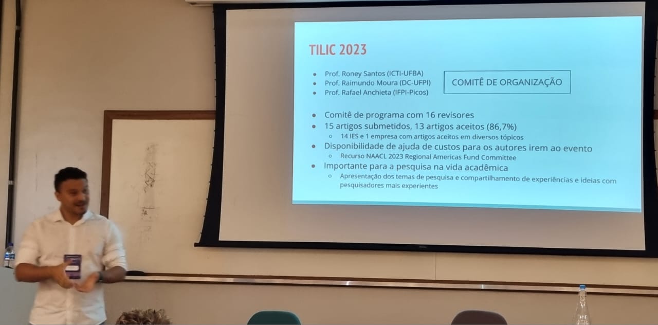 Professor Roney, coordenador do TILIC 2023 apresentando